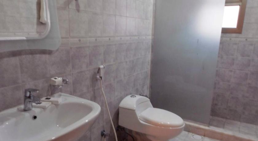 a bathroom with a toilet, sink, and bathtub, City Suites in Al-Khobar