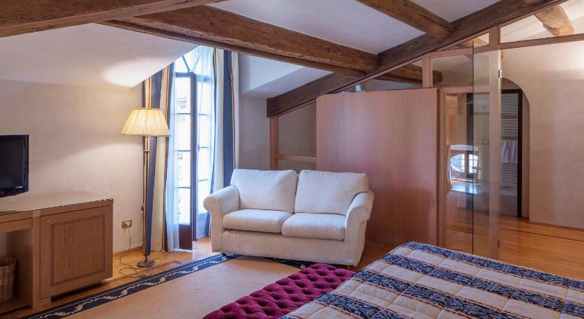 Image of Deluxe Junior Suite 9