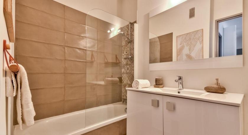 Apartment with furnished terrace close to the historic center of the city photo