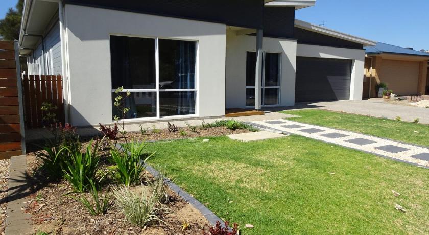 Little Miss Parumba 11 Parumba Drive photo