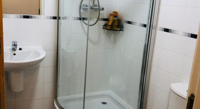 Apartment 2 bath free parking photo