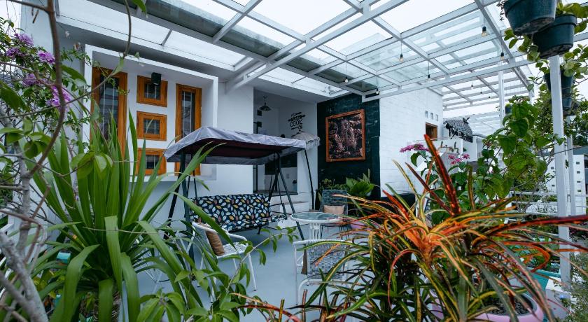 a room with a bunch of plants in it, Calda Homestay Syariah in Bandung