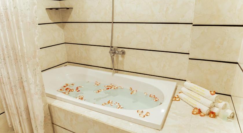 コントゥム Window 1 Hotel 2つ星 ホテル プール