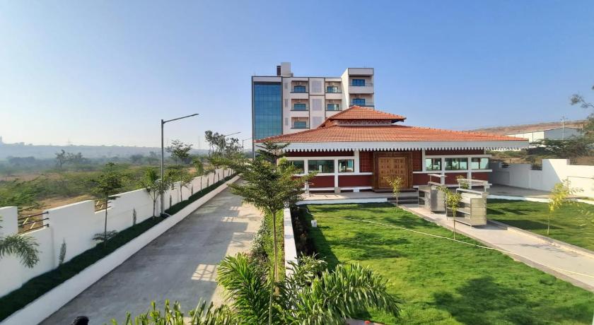 Suyash Palace &amp; Lodging — Hotel in Bhigwan