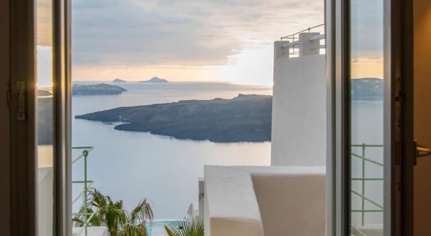 CALDERA CLIFF ILLUSION SUITES photo