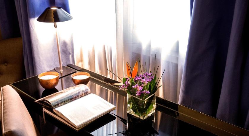 Image of Deluxe King Room - Non-Smoking 9