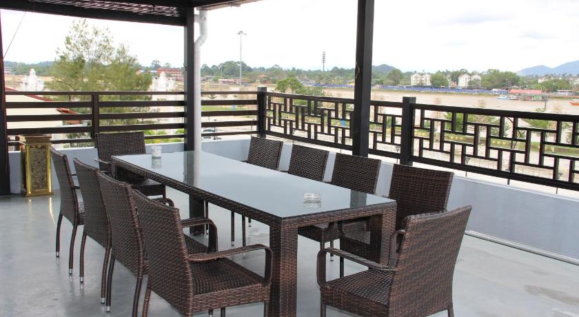 a dining area with chairs, tables, and umbrellas, Hotel Decentraland Kuala Terengganu in Kuala Terengganu