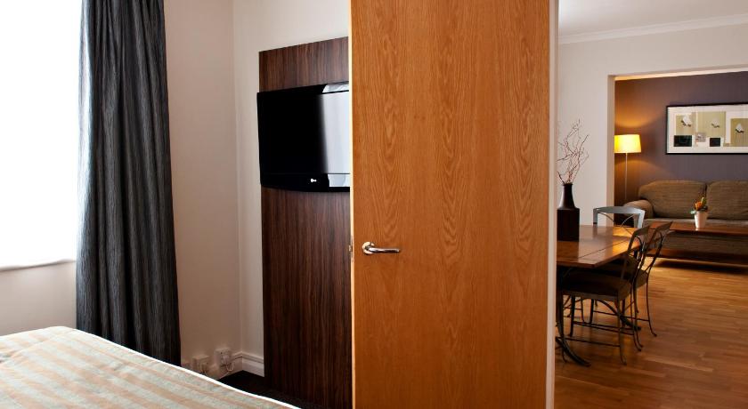 Image of 1 Super King Bed 1 Bedroom Suite City View 4