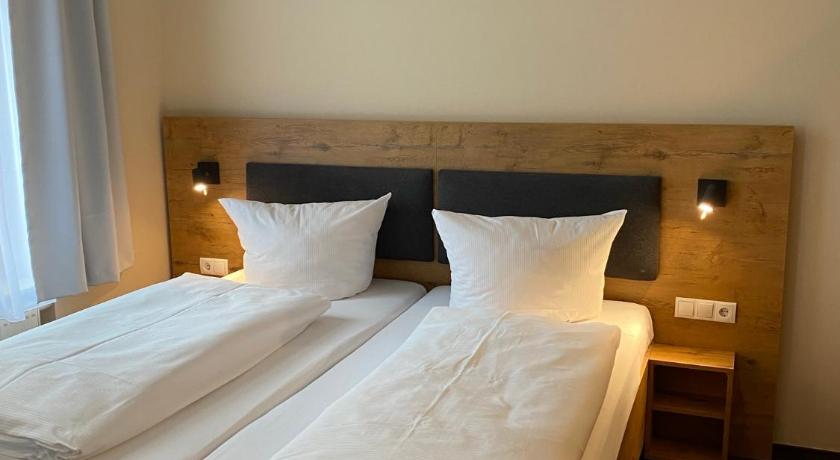 a hotel room with two beds and two lamps, Altstadt Hotel in Potsdam