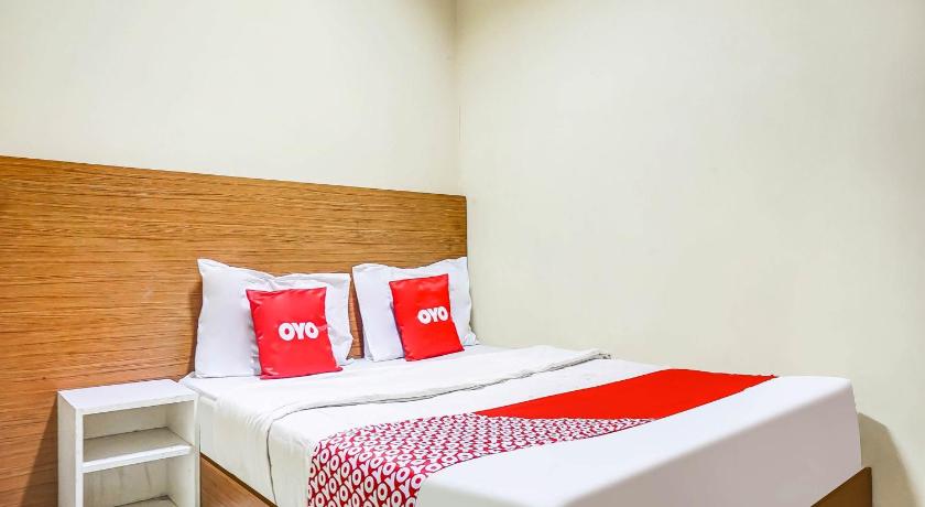 a hotel room with two beds and two lamps, OYO 90872 Coolz Homestay Tebet in Jakarta