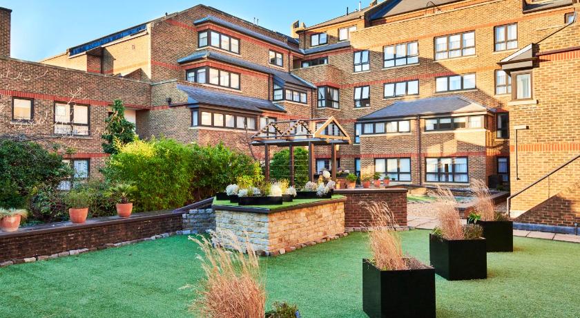 Monarch House Serviced Apartments photo