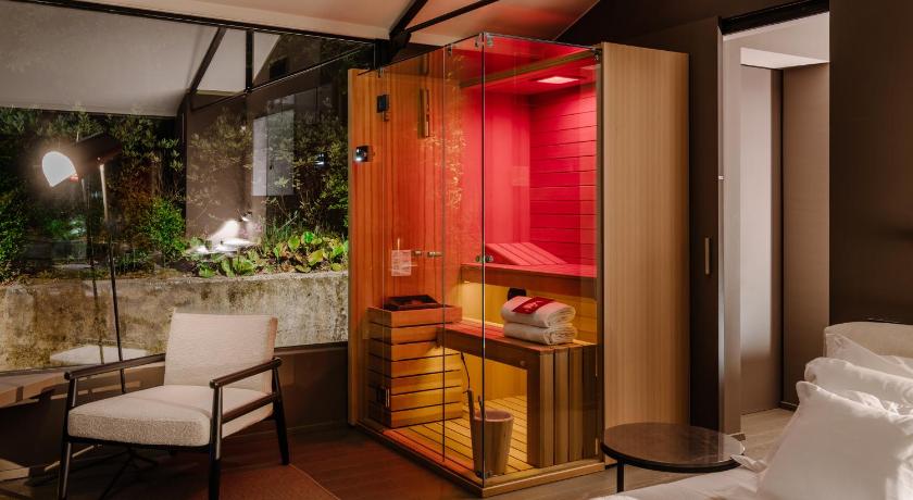 Glass House & SPA - DCA Certified - photo