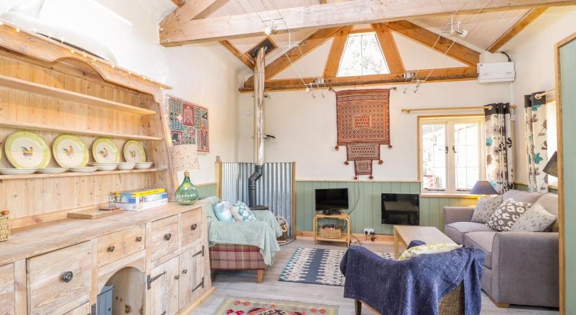 Blandford Forum Little Willow 3-Star Single Room pool