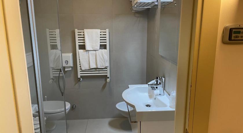 Szoba hatalmas kétszemélyes ággyal (King Room) fotója 2