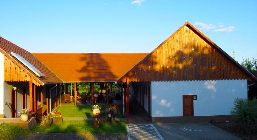 Nyakiglab Villa — Hotel in Szegi