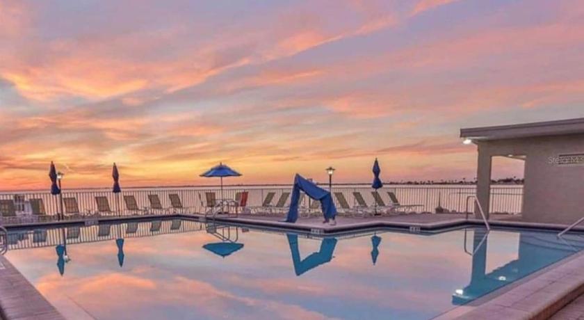 2 Bed Condo with Balcony Facing Pool and Sunsets! photo