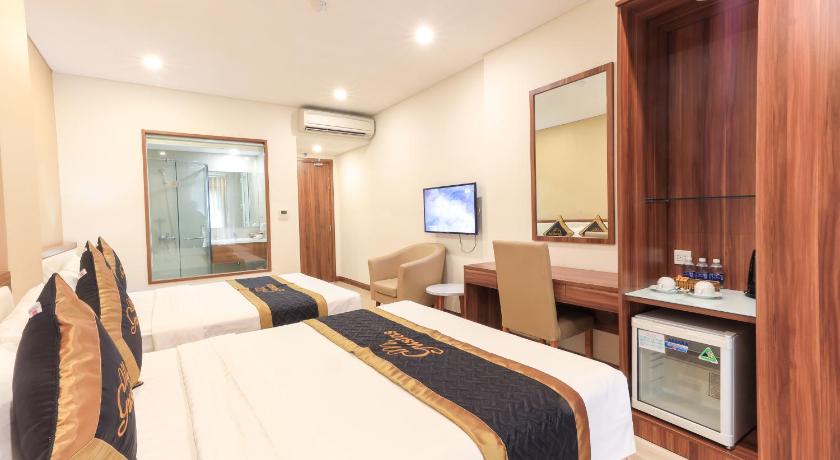 a hotel room with a bed and a tv, Me Gustas Park View Hotel in Ho Chi Minh City