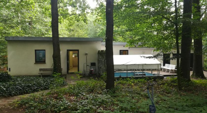 Ferienbungalow auf FKK Waldcampingplatz am See photo
