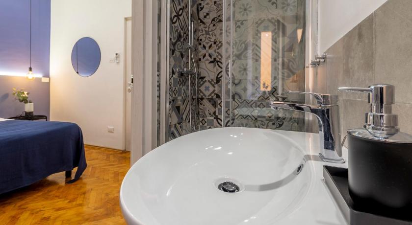 Lovely guest-room with private bathroom - image 8