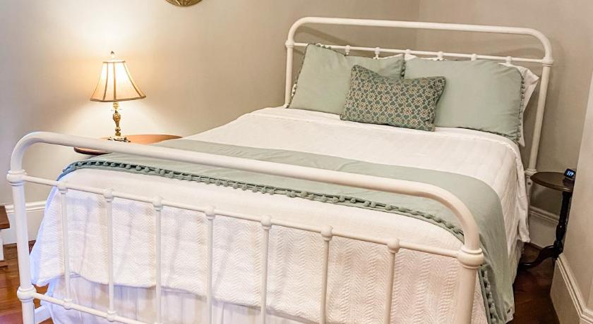 The Twelve Oaks Bed & Breakfast photo