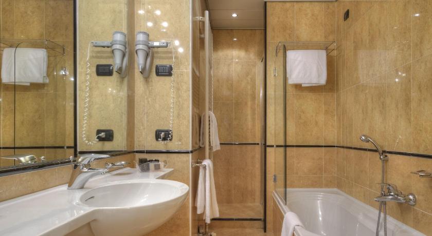 Modena Central Park Hotel 4-Star Hotel pool