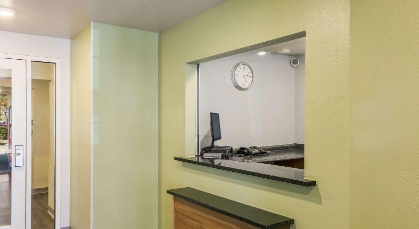 WoodSpring Suites Houston La Porte photo