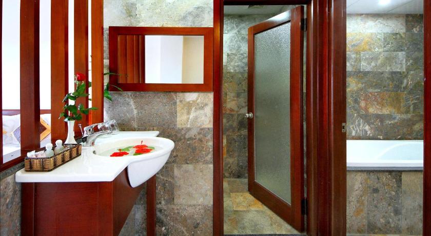 Image of Deluxe Triple Room with balcony 2