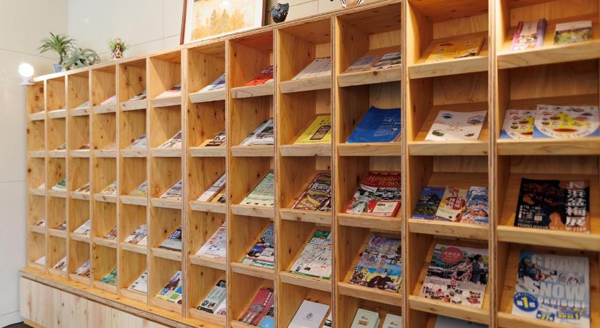 a book shelf filled with lots of different types of books, Yokaichi Royal Hotel in Higashiomi