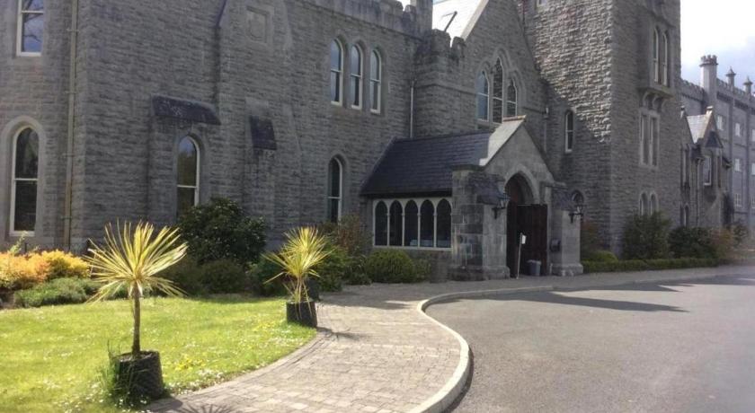Kilronan 4 Bed House on castle grounds photo
