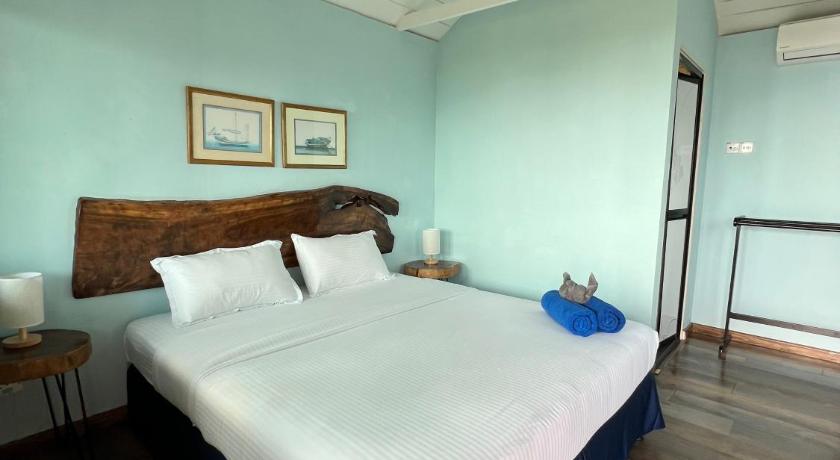 Image of Sea View King Room 10