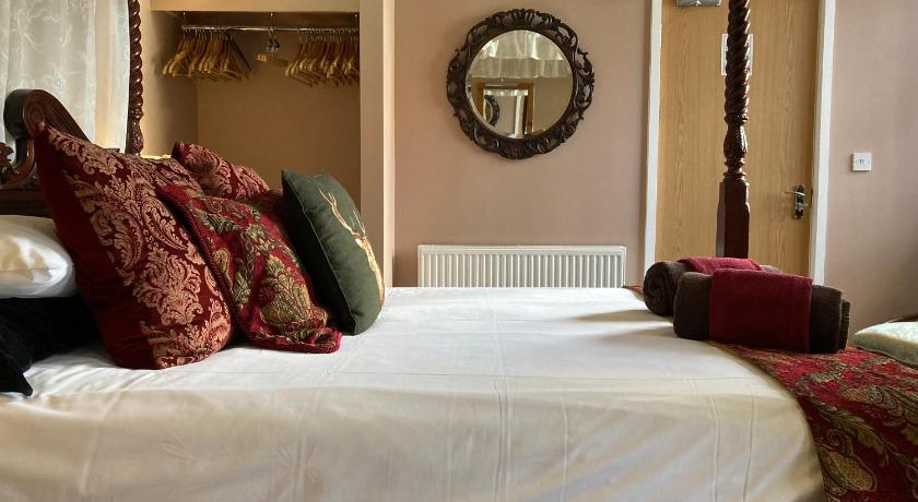 Image of Deluxe Room with Four-Poster Bed 7