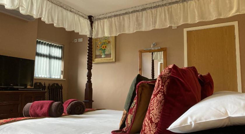 Image of Deluxe Room with Four-Poster Bed 5