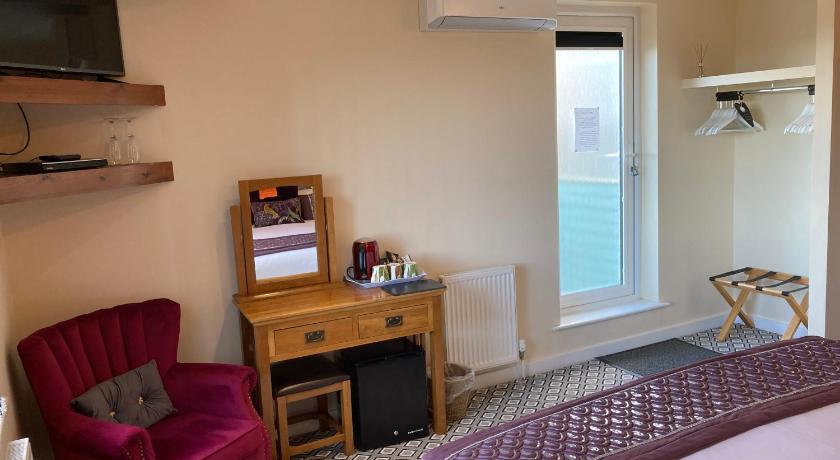 Image of Deluxe Sea View Family Suite with Decking 4