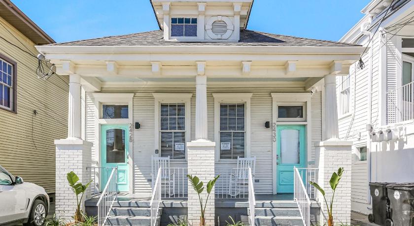 Private 2BR Condo in Uptown by Hosteeva photo