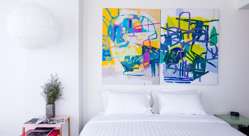 Image of The Artist Signature by Pod Room 5