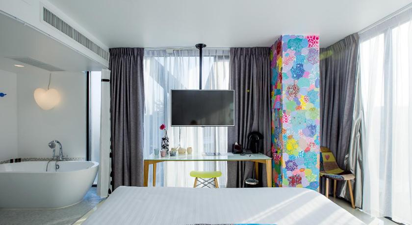 Image of The Artist Signature by Chalit Room 1