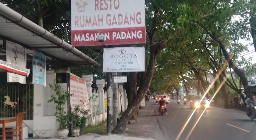 Guesthouse rumah gadang lombok photo