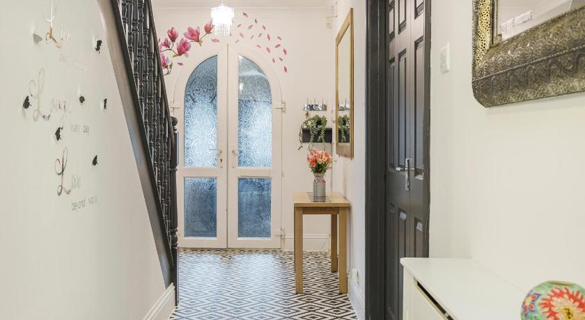 Larger Groups, sleeps 14, Luxury, Iver House, Buckinghamshire, photo