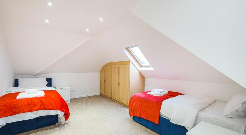 Larger Groups, sleeps 14, Luxury, Iver House, Buckinghamshire, photo