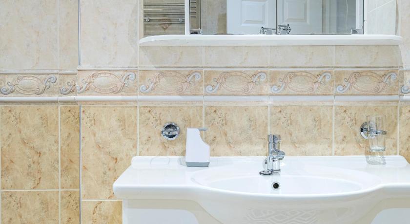 Larger Groups, sleeps 14, Luxury, Iver House, Buckinghamshire, photo