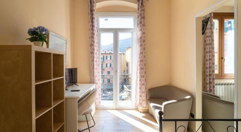 صورة Room with Balcony, Private Bathroom and City View 0