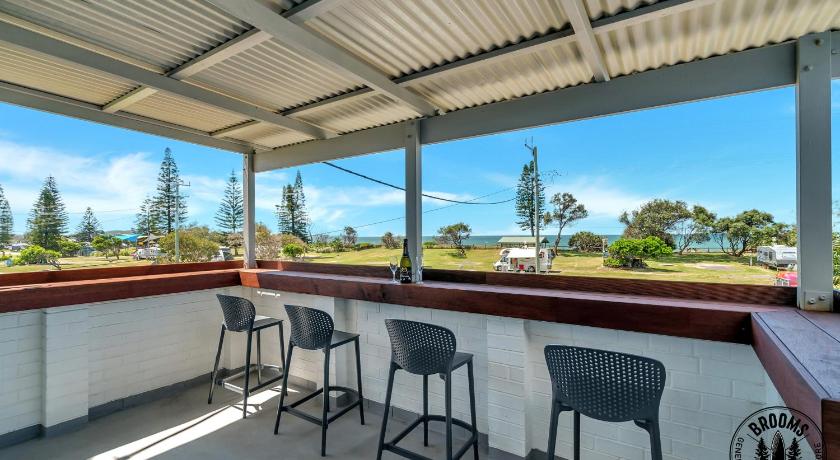 Beachside at Brooms — Hotel in Yamba