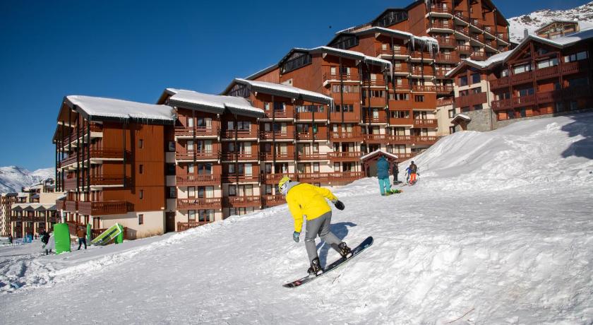 a person riding skis down a snow covered slope, Le Cheval Blanc - Village Montana in Saint-Martin-de-Belleville