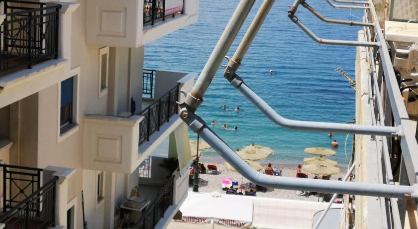 COMFORTABLE BEACHFRONT APARTMENT — Hotel in Loutraki