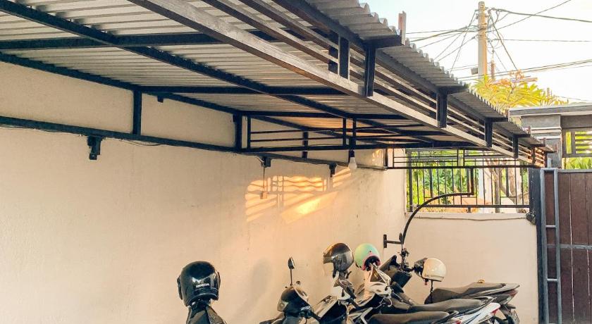 motorcycles parked next to each other, Gumitish Guest House Singaraja in Bali