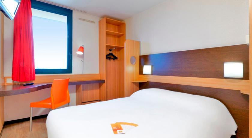 a hotel room with a bed and a television, Premiere Classe Paris Ouest - Gennevilliers Barbanniers Hotel in Paris