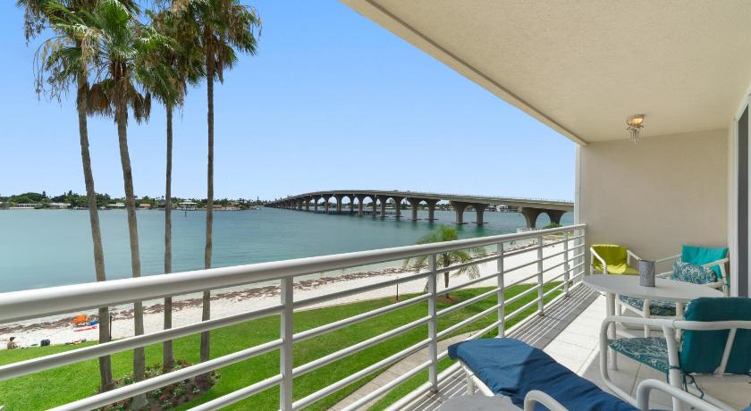Bahia Vista 8-314, 2 Bedroom, Heated Pool, Spa, WiFi, Sleeps 6 — Hotel in St. Petersburg (FL)
