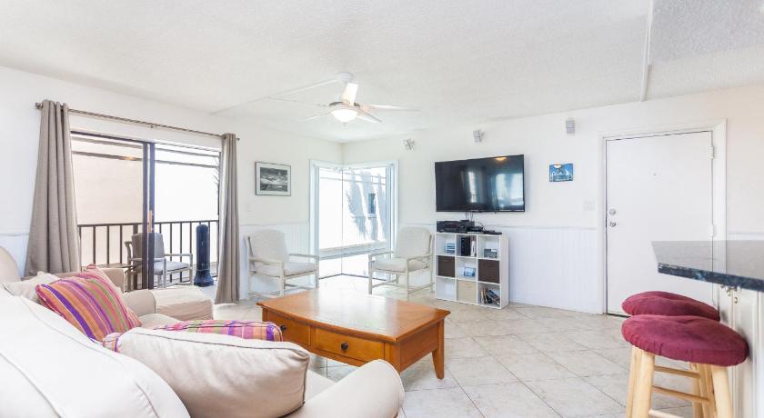 Beachcomber 301, 2 Bedrooms, Near Mayo Clinic, Sleeps 4, Pool — Hotel in Jacksonville (FL)
