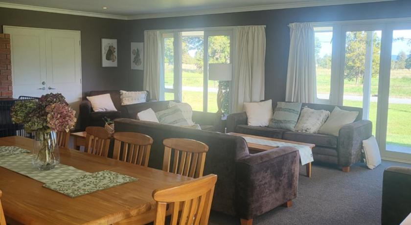 Misty Peaks Guesthouse photo