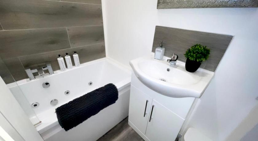 Albert Luxury Hottub and Jacuzzi Apartments - image 35